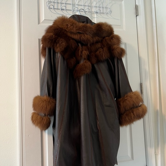 AMAZING Leather and fur coat comes below the knee - Picture 6 of 16